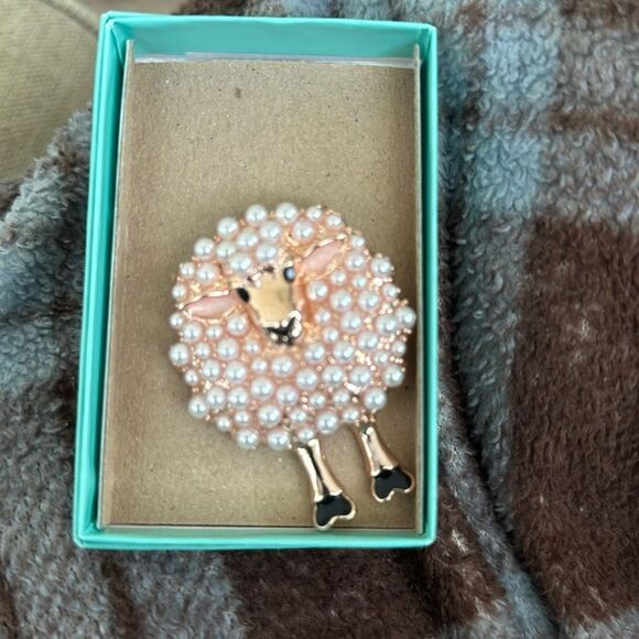 Adorable Napier rose gold with faux pearl sheep Brooch - Picture 1 of 4